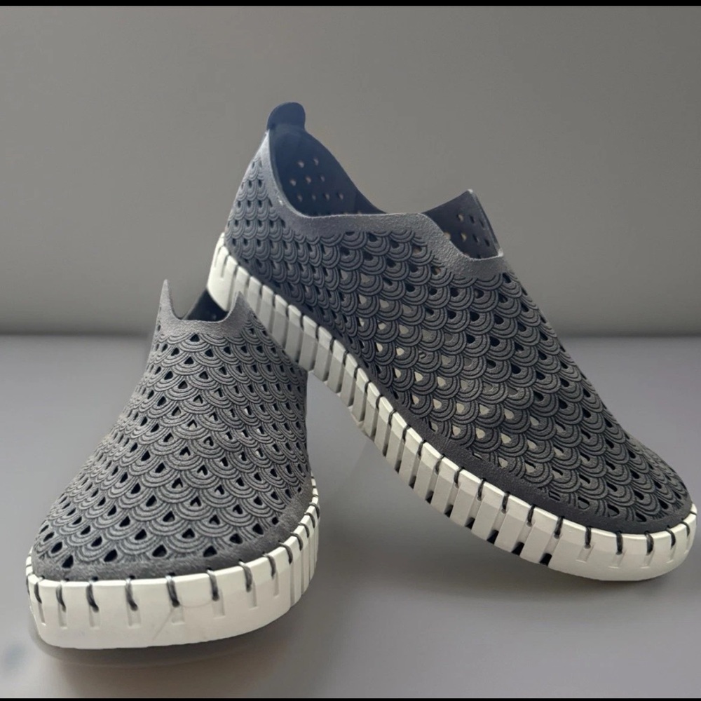 PROJECT CLOUD Shoes Womens Size 6 Gray Lily. A Perforated Memory Foam Slip On